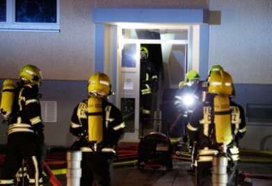 Chemnitz: Kerze löst Wohnungsbrand mit zwei Verletzten aus - 