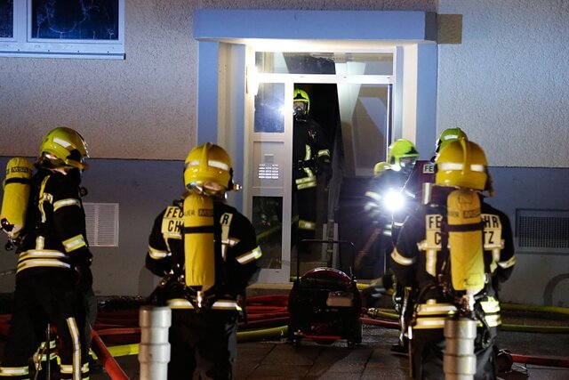 Chemnitz: Kerze löst Wohnungsbrand mit zwei Verletzten aus - 
