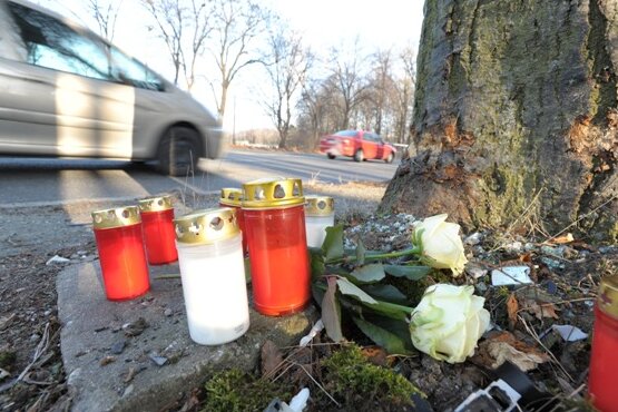 Freunde der Verunglückten stellten am Mittwoch im Laufe des Tages an der Unfallstelle immer mehr Grablichter auf und legten Blumen nieder. 