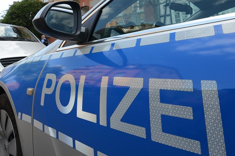 Chemnitz: Kind bei Parkplatzunfall schwer verletzt - 