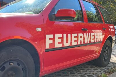 Chemnitz: Kindertretauto mit Benzin übergossen und angezündet - Die Feuerwehr musste am Mittwoch ein brennendes Tretauto löschen. Noch weiß keiner, wer die Täter sind.