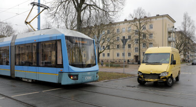 Chemnitz: Kleintransporter kollidiert mit Straßenbahn - An der Kreuzung Annenstraße/Brauhausstraße stieß die Straßenbahn mit einem Kleintransporter zusammen.