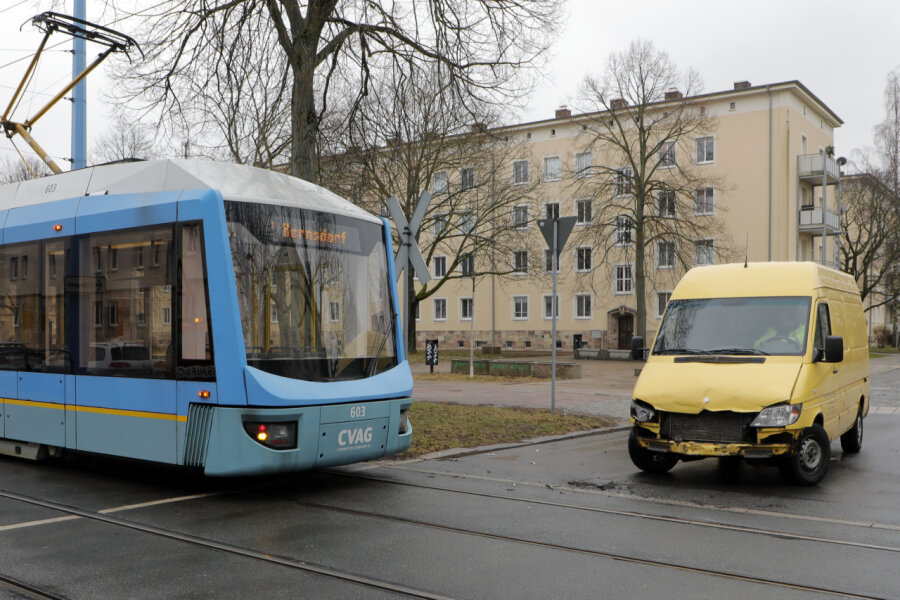 Chemnitz: Kleintransporter kollidiert mit Straßenbahn - An der Kreuzung Annenstraße/Brauhausstraße stieß die Straßenbahn mit einem Kleintransporter zusammen.