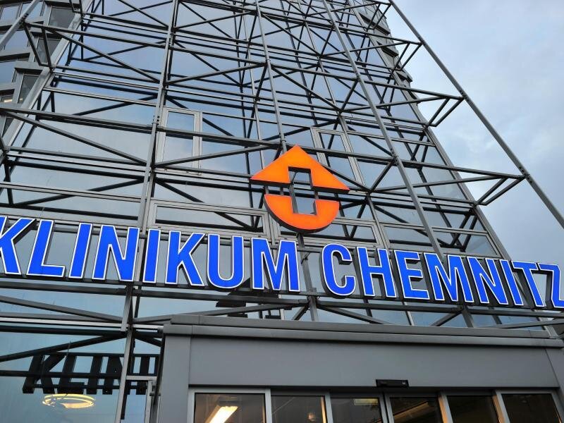 Chemnitz: Klinikum-Mitarbeiter fordern Tariflöhne - Der Haupteingang des Klinikums Chemnitz.