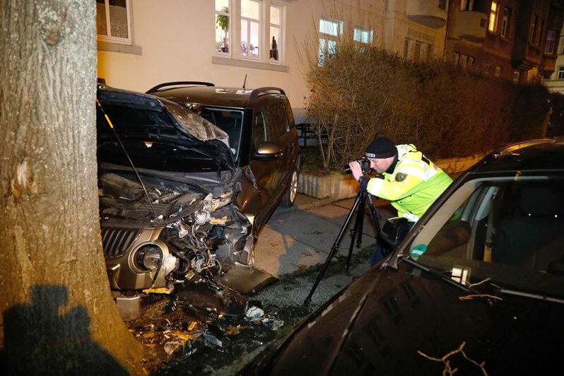 Chemnitz: Kollisionen beim Einparken - 14.000 Euro Schaden - Die Unfallfahrerin rammte unter anderem einen Baum. Die Frau und ihr Beifahrer wurden verletzt.