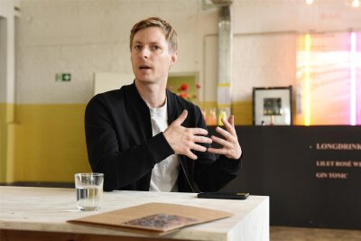 Chemnitz: Kräftiges Pochen für die Kunstbiennale 2024 - Benjamin Gruner, Organisator des Pochen, erläutert die starke Verknüpfung der nächsten Biennale zur Ukraine.