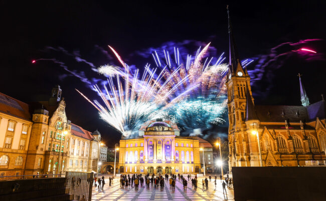 Mit einem Feuerwerk auf dem Opernhaus am Theaterplatz feierten die Chemnitzer die Ernennung als Kulturhauptstadt 2025.