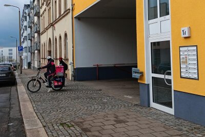 Chemnitz: Lieferdienst Flink beendet Kooperation mit Foodsharing - Ein Fahrer verlässt das Flink-Lager an der Sonnenstraße.