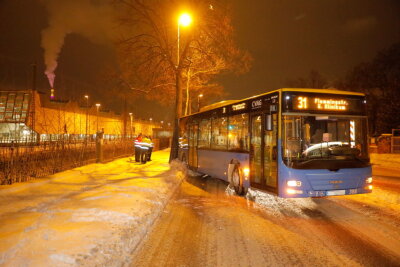 Chemnitz: Linienbus prallt gegen Baum - 