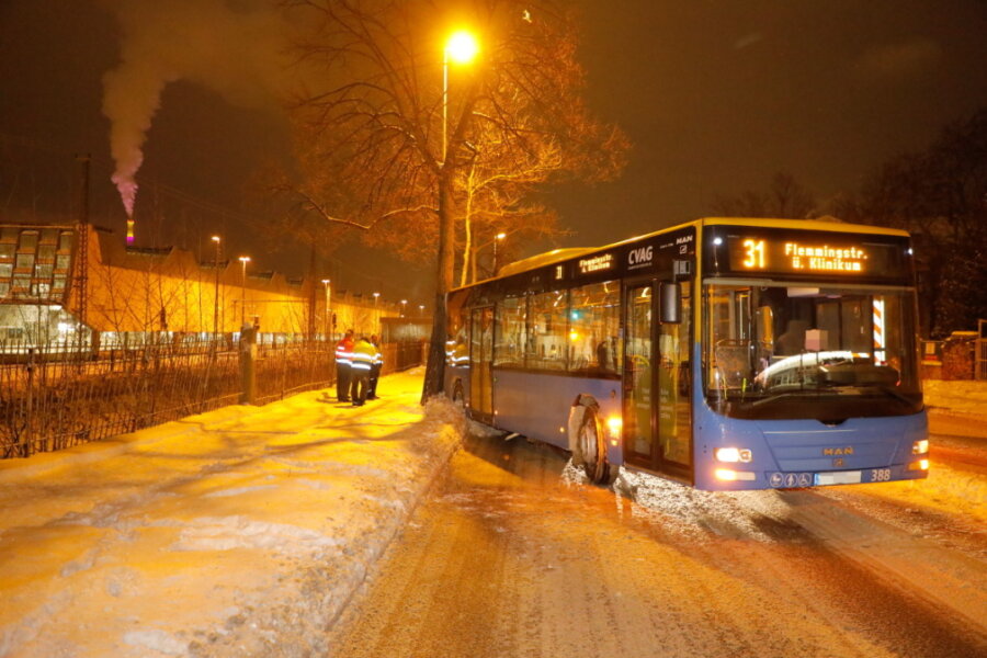 Chemnitz: Linienbus prallt gegen Baum