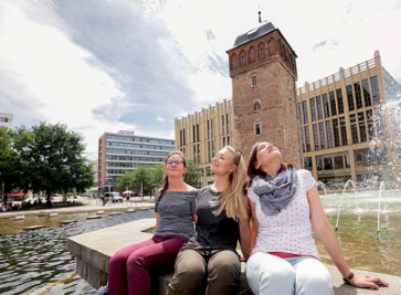 Chemnitz macht Lust auf den Sommer - Sommer in Chemnitz: Rebecca Hillenbrand, Lisa Sandorf und Marleen Riedel (v.l.) genießen im Stadthallenpark die Sonnenstrahlen.