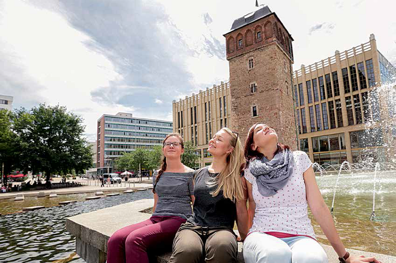 Chemnitz macht Lust auf den Sommer - Sommer in Chemnitz: Rebecca Hillenbrand, Lisa Sandorf und Marleen Riedel (v.l.) genießen im Stadthallenpark die Sonnenstrahlen.
