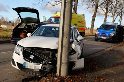 Chemnitz: Mann bei Unfall in Auto eingeklemmt - 