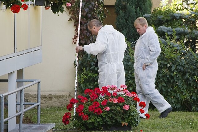 In einem Mehrfamilienhaus an der Senefelder Straße im Stadtteil Bernsdorf ist am Donnerstag die Leiche eines Mannes gefunden worden. 