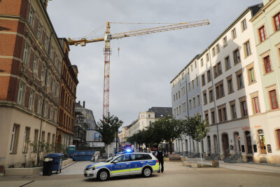 Chemnitz: Mann springt von 30-Meter-Kran und überlebt schwer verletzt - Ein Mann ist am Dienstagabend von einem etwa 30 Meter hohen Baukran an der Kreuzung Brühl/Elisenstraße in die Tiefe gesprungen.