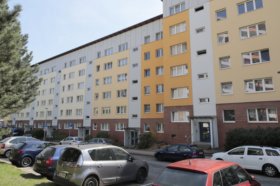 Chemnitz: Mann verletzt Mitbewohnerin lebensbedrohlich - In einem Mehrfamilienhaus an der Otto-Hofmann-Straße hat ein Mann am Donnerstagabend eine Frau lebensbedrohlich verletzt.