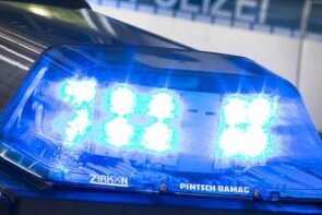 Chemnitz: Mann würgt Mitarbeiterin in Autovermietung - Peugeot verschwunden - 
