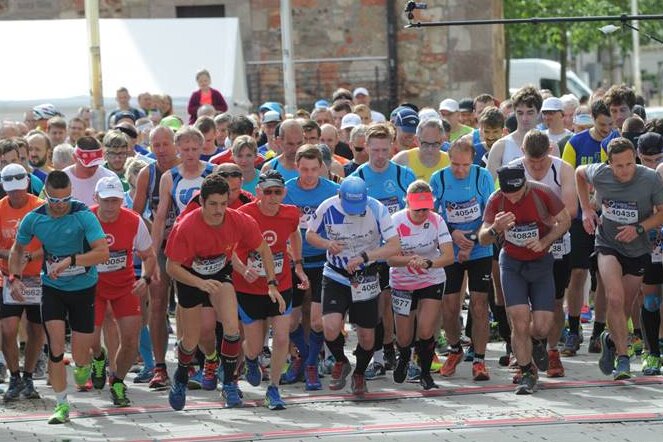 Chemnitz-Marathon: 1200 Läufer schwitzen für den guten Zweck - Start des diesjährigen Chemnitz-Marathons