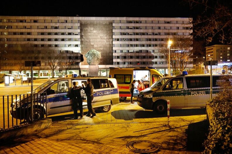 Chemnitz: Mehrere Verletzte bei Auseinandersetzung nahe Karl-Marx-Kopf - Auseinandersetzung im Chemnitzer Zentrum am Dienstagabend