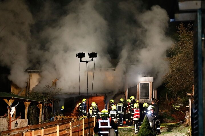 Chemnitz: Mensch stirbt bei Brand in Einfamilienhaus - 