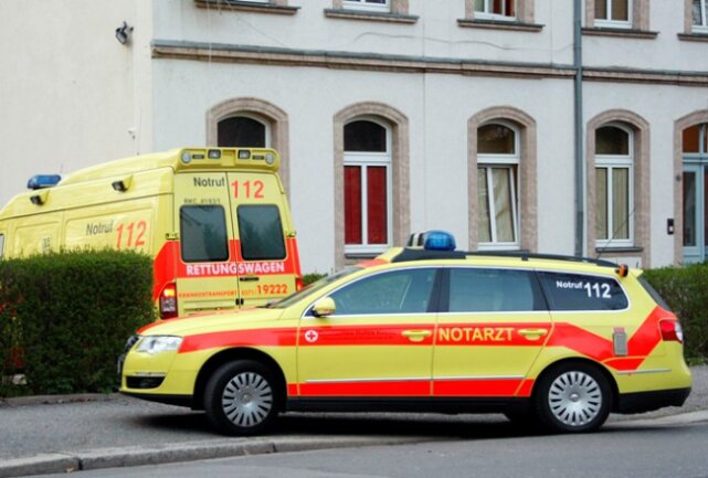 Chemnitz: Messerattacke auf Prostituierte - Eine 27-jährige Prostituierte ist am Montagabend in Chemnitz von einem Freier mit einem Messer angegriffen und verletzt worden. 