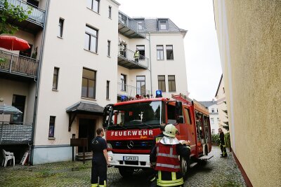 Der Brand brach am Montagmittag in einem Mehrfamilienhaus in der Frankenberger Straße aus. Verletzt wurde niemand.