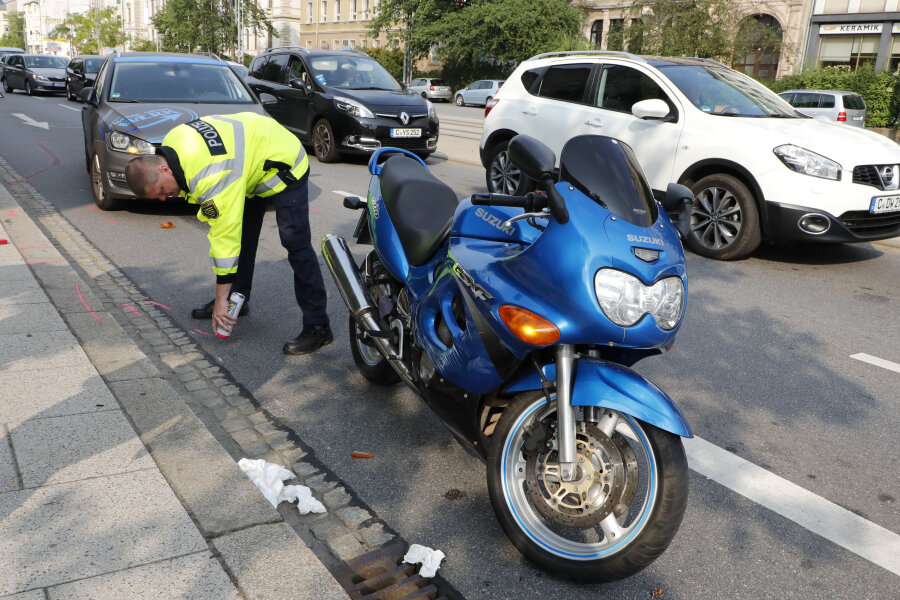 Chemnitz: Motorradfahrer bei Unfall verletzt - Bei einem Unfall am Dienstag im Chemnitzer Zentrum ist ein Motorradfahrer verletzt worden.