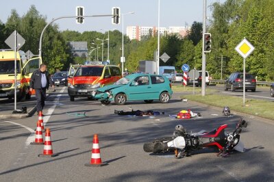 Chemnitz: Motorradfahrer stirbt nach Zusammenstoß mit Auto - 