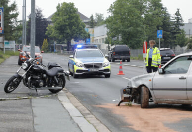 Chemnitz: Motorradfahrerin bei Unfall schwer verletzt - Ein VW stieß am Mittwochabend in Chemnitz mit einem Motorrad zusammen.