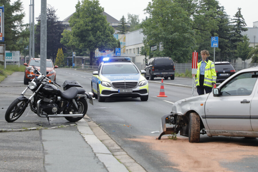 Chemnitz: Motorradfahrerin bei Unfall schwer verletzt - Ein VW stieß am Mittwochabend in Chemnitz mit einem Motorrad zusammen.