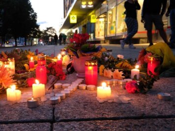 Chemnitz muss Stadtfest nach Tötungsdelikt abbrechen - Blumen und Kerzen liegen auf einem Weg in der Chemnitzer Innenstadt. Hier starb am Sonntag ein 35-Jähriger.
