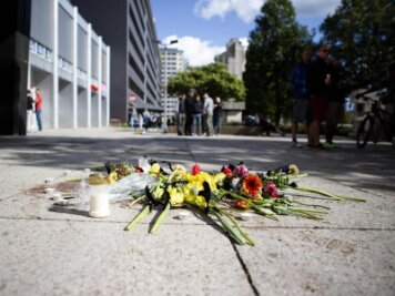 Chemnitz muss Stadtfest nach Tötungsdelikt abbrechen -             Blumen liegen nach der Messerstecherei in Chemnitz auf der Straße.