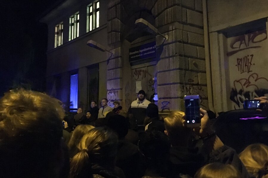 Chemnitz: Nach Bombendrohung: "Feine Sahne Fischfilet" tritt im AJZ auf - "Feine Sahne Fischfilet"-Frontmann Monchi spricht vor dem AJZ zu den Konzertbesuchern.