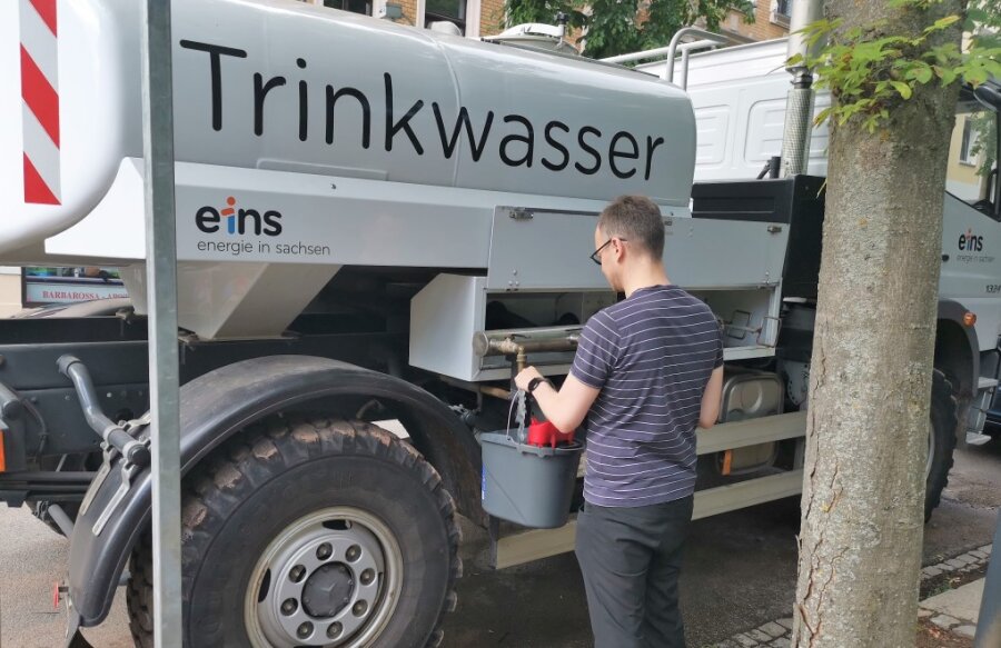 Chemnitz: Nach Havarie auf dem Kaßberg läuft das Wasser wieder - Anwohner konnten sich während der Havarie an einem Wasserwagen mit Trinkwasser versorgen.