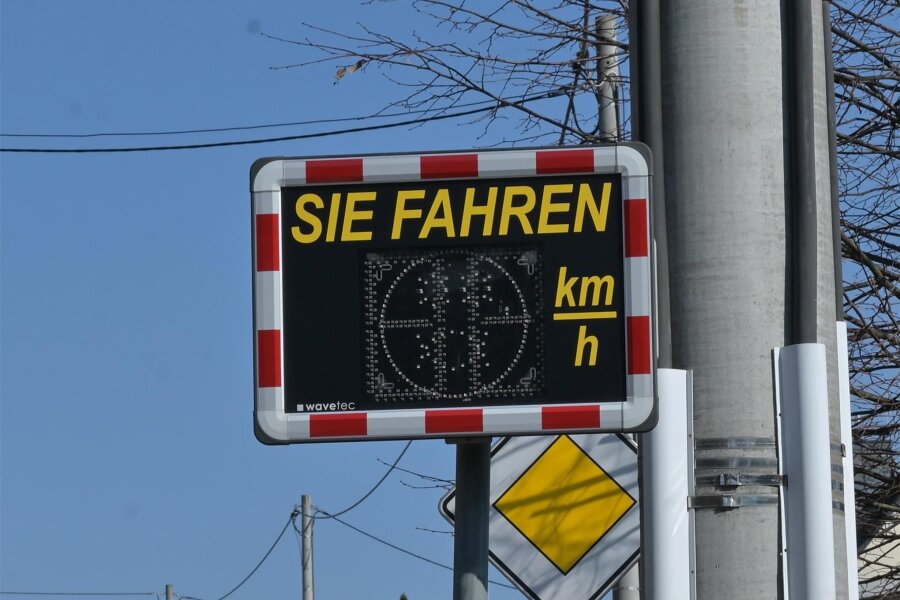 Chemnitz: Neue Geschwindigkeitsanzeige in Mittelbach - In Mittelbach wird eine neue Geschwindigkeitsanzeige errichtet.