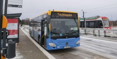 Chemnitz: OB kündigt Nachbesserungen im Nahverkehrsnetz an - Auch der neue Ringbus hat bislang eine Endhaltestelle: Die Busse der Linie 82 verkehren jeweils von und bis zur Straßenbahnwendeschleife Technopark (Foto) und fahren dann in die entgegengesetzte Richtung zurück.