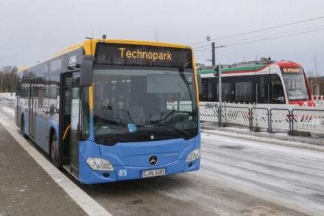 Chemnitz: OB kündigt Nachbesserungen im Nahverkehrsnetz an - Auch der neue Ringbus hat bislang eine Endhaltestelle: Die Busse der Linie 82 verkehren jeweils von und bis zur Straßenbahnwendeschleife Technopark (Foto) und fahren dann in die entgegengesetzte Richtung zurück.