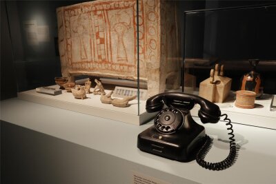Chemnitz: Per Telefon auf Tour durchs Museum – wie soll das denn funktionieren? - Im Rahmen der Sonderausstellung „Home sweet Home – Archäologie des Wohnens“ findet die erste Museumsführung des Smac über das Telefon statt.