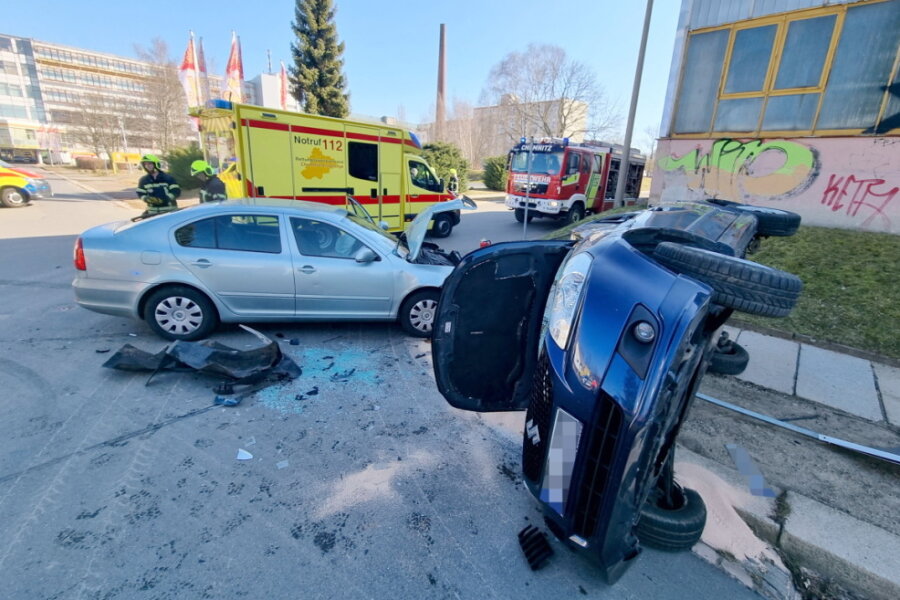 Chemnitz: Pkw überschlägt sich nach Unfall an Kreuzung - 