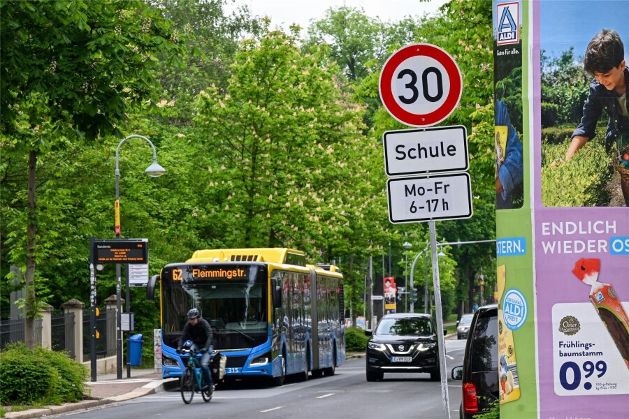 Chemnitz plant Tempo 30 auf verkehrsreicher Bundesstraße - Die ersten Schilder stehen schon – noch provisorisch, bald aber als Dauereinrichtung. Rund um die Chemnitzer Grundschule an der Weststraße soll künftig durchweg Tempo 30 gelten.