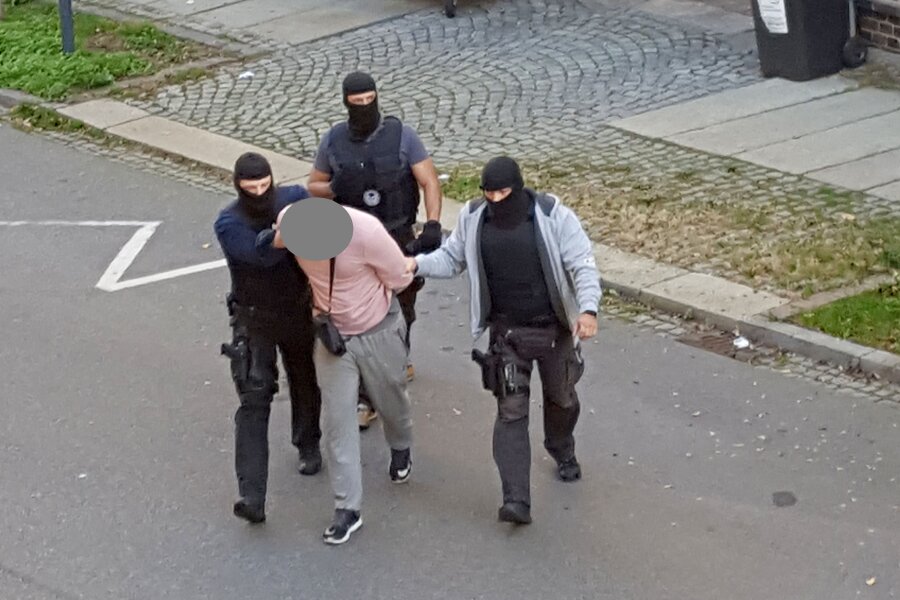 Chemnitz: Polizei durchsucht Wohnung nach Drogen und Waffen - Polizisten durchsuchten am Donnerstag eine Chemnitzer Wohnung und nahmen einen Tatverdächtigen fest.