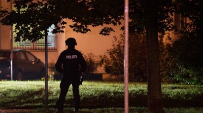 Chemnitz: Polizei sprengt "hochbrisanten" Sprengstoff - Auch am Abend blieb das betroffene Haus gesperrt.
