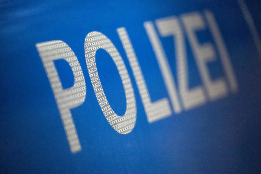 Chemnitz: Polizei sucht Zeugen zu Hitlergruß im Rausch - Wer hat den betrunkenen Mann am Samstag ebenfalls beobachtet oder kann Angaben zu seiner Identität machen?