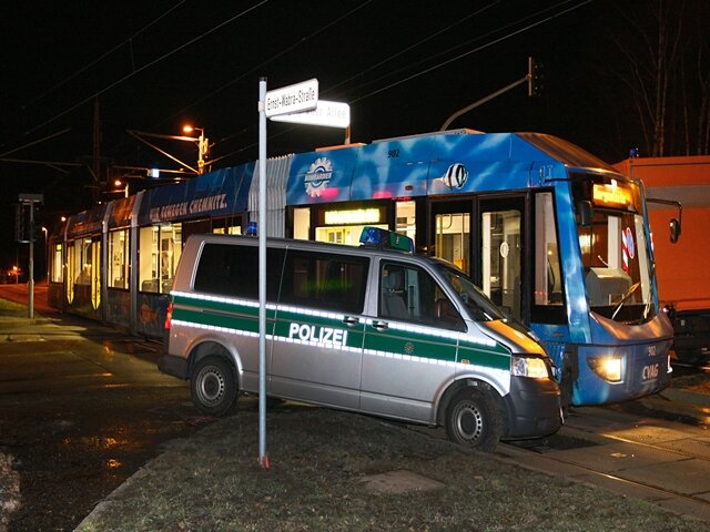 Chemnitz: Polizeiauto kollidiert mit Straßenbahn - Bei einem Unfall zwischen einem Polizeiauto und einer Straßenbahn entstanden am Freitagabend rund 70.000 Euro Schaden.