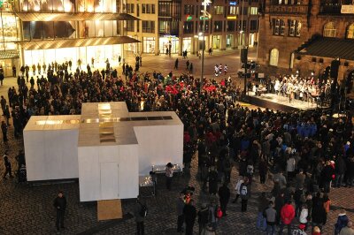 Chemnitz: Protest gegen rechtes Gedankengut und Gewalt - Rund 1000 Menschen versammelten sich am Abend zur Kundgebung auf dem Neumarkt.
