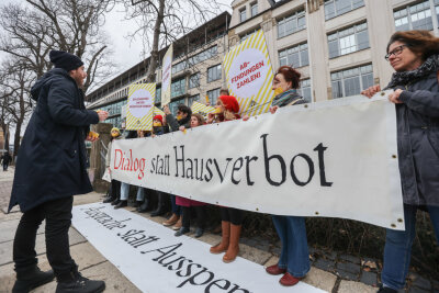 Chemnitz: Prozess gegen das Stadttheater "Schauspiel Leipzig" vertagt - Schauspieler demonstrierten am Montag nachmittag vor dem Arbeitsgericht Chemnitz gegen die Kündigung einer Kollegin.