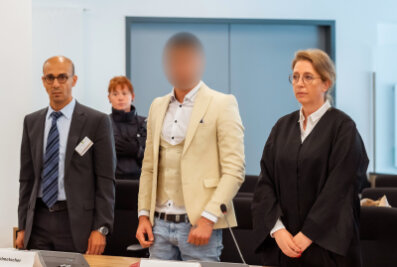 Chemnitz-Prozess: Neuneinhalb Jahre Haft für Alaa S. - Verteidigung will Revision - Alaa S. zu Beginn des letzten Verhandlungstages am Donnerstag zwischen einem Dolmetscher und seiner Verteidigerin Ricarda Lang.