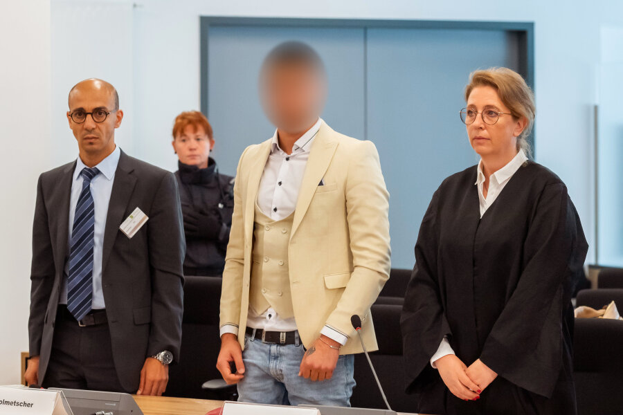 Chemnitz-Prozess: Neuneinhalb Jahre Haft für Alaa S. - Verteidigung will Revision - Alaa S. zu Beginn des letzten Verhandlungstages am Donnerstag zwischen einem Dolmetscher und seiner Verteidigerin Ricarda Lang.