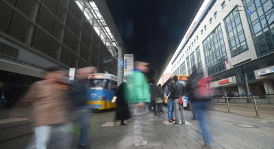 Chemnitz: Prügelei an der Zentralhaltestelle - Wachmänner verletzt - 