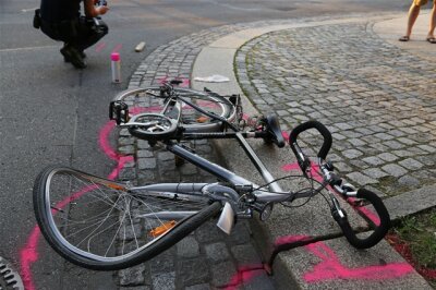 Chemnitz: Radfahrer erfasst und verletzt - 